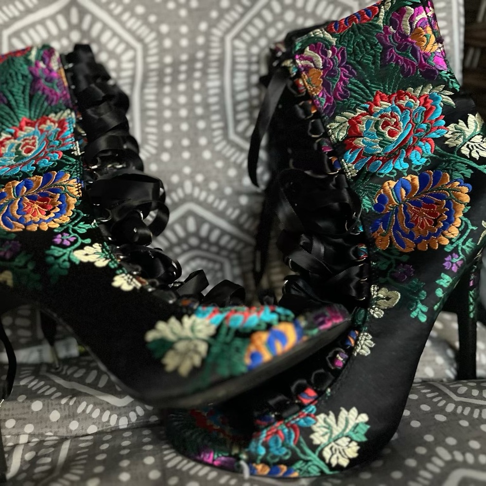 Floral Embroidered Black Women's Shoes